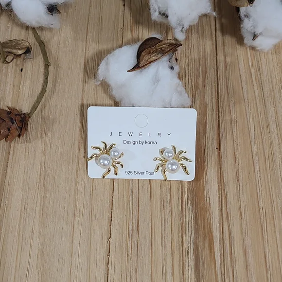 🕷🕷NEW🕷🕷GORGEOUS!! Faux Pearl Spider Earrings in 925 Silver Posts - Picture 12 of 16